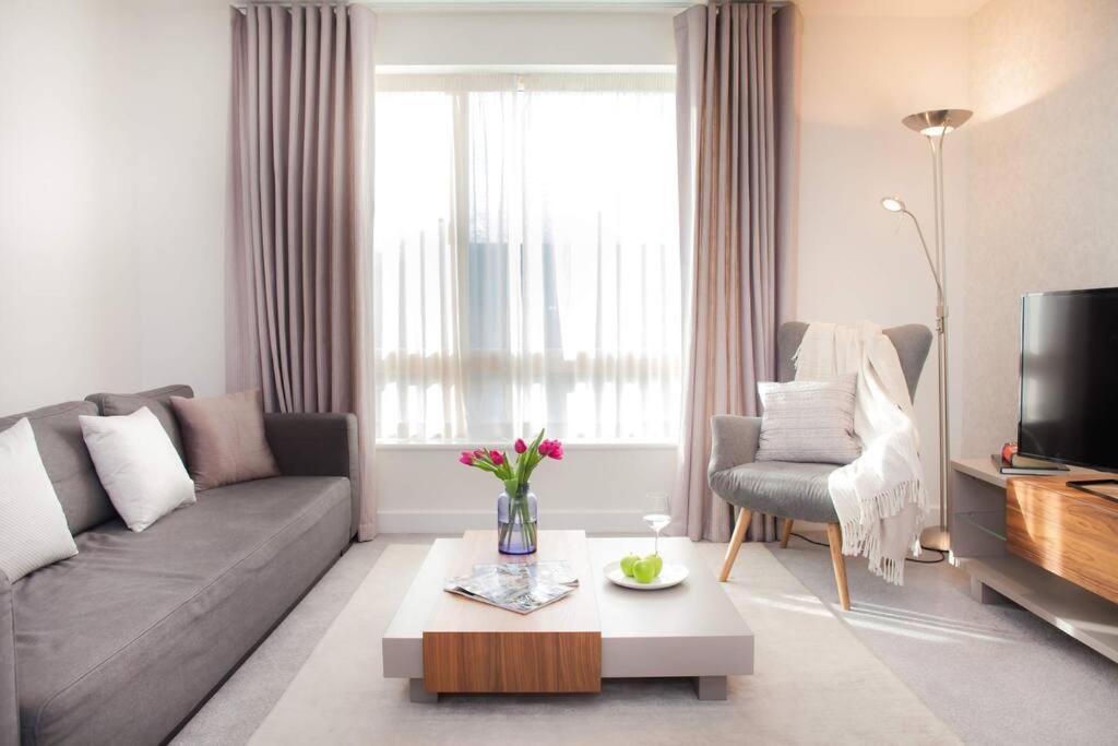 Stylish And Central Two Bedroom & Two Bathroom Apartment With Free Parking Exterior photo