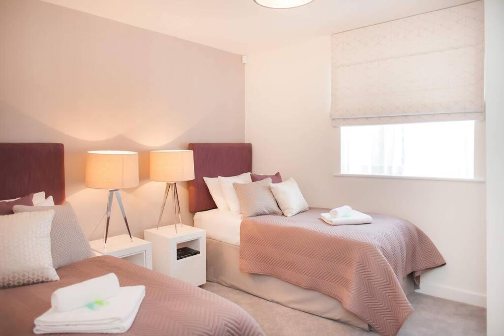 Stylish And Central Two Bedroom & Two Bathroom Apartment With Free Parking Exterior photo