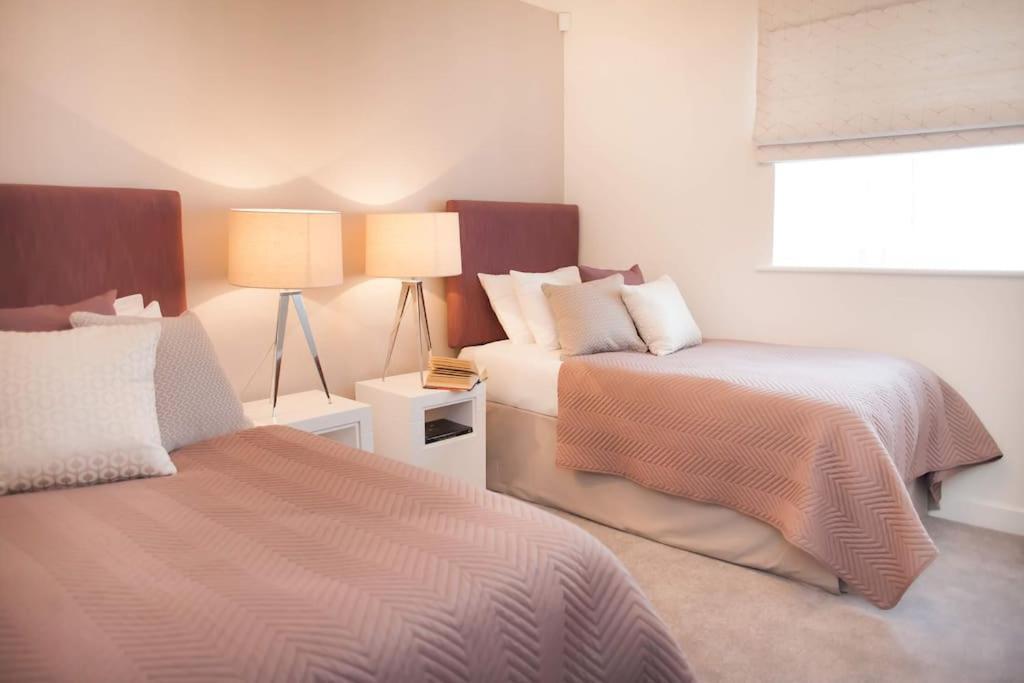 Stylish And Central Two Bedroom & Two Bathroom Apartment With Free Parking Exterior photo
